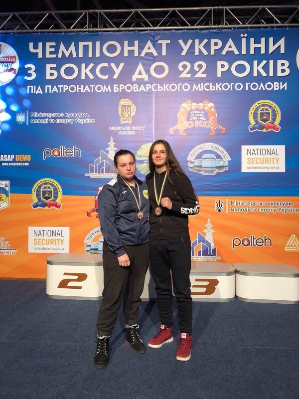 Каріна Вовк (справа) після нагородження